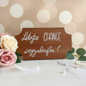 Holzschild „Letzte Chance wegzulaufen“